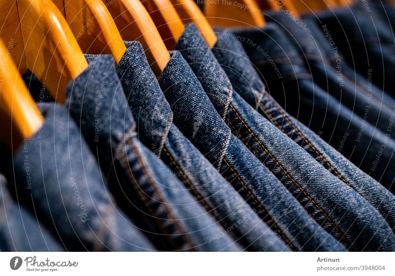Selektiver Schwerpunkt auf Jacken-Jeans, die im Kleiderladen auf einem Ständer hängen. Denim-Jeans mit Jeans-Muster. Textilindustrie. Jeansmode und Einkaufskonzept. Konzept der Bekleidung. Denim-Jacke im Regal zum Verkauf.
