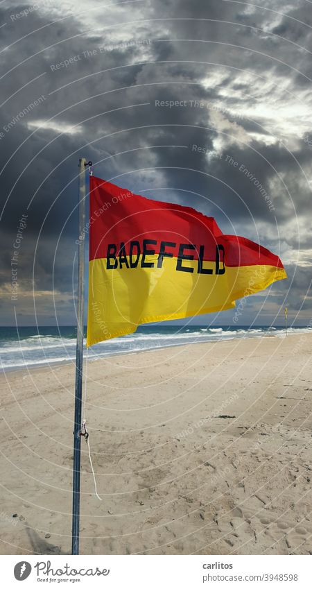 Herr v. Bödefeld aus Bielefeld sucht das | BADEFELD Sylt Weststrand Westerland Stramd Badefeld Flagge Dreieck geteilt rot gelb Schrift BadefeldWarnung Hinweis