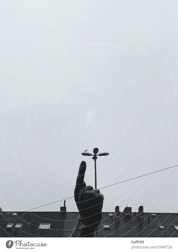 mit dem Finger auf Möwen zeigen skurril Skulptur Vogle Statue Kunst Denkmal Himmel grau ausergewöhnlich