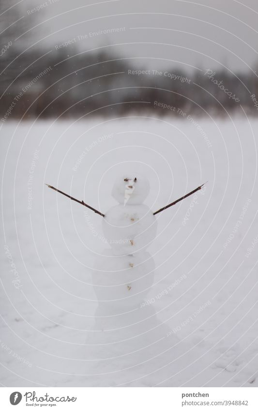 Ein Schneemann steht mit ausgesteckten armen im schnee. Winter winter klimawandel kinderspiel spaß freude weiß Jahreszeiten Natur Spielen Glück Kindheit