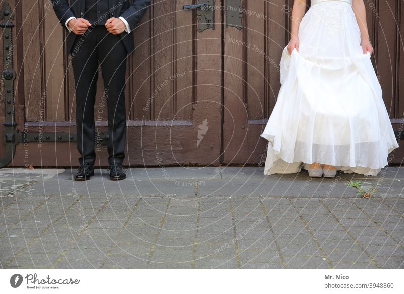 Heiraten mit Abstand Feste & Feiern Paar Anzug Kleid Mann Frau Partner 2 stehen Liebe Braut Bräutigam Hochzeitspaar nebeneinander Brautkleid Zusammensein