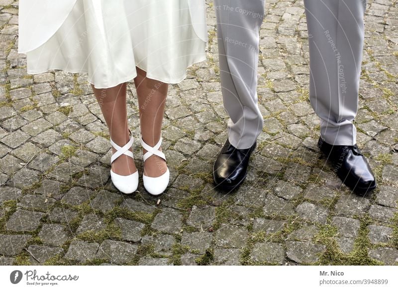 Braut und Bräutigam Kleid Anzug 2 Mode Hochzeitspaar Ehepaar Lifestyle Glück Partnerschaft Ehefrau verheiratet Jungvermählte Ehemann Tradition hochzeitlich