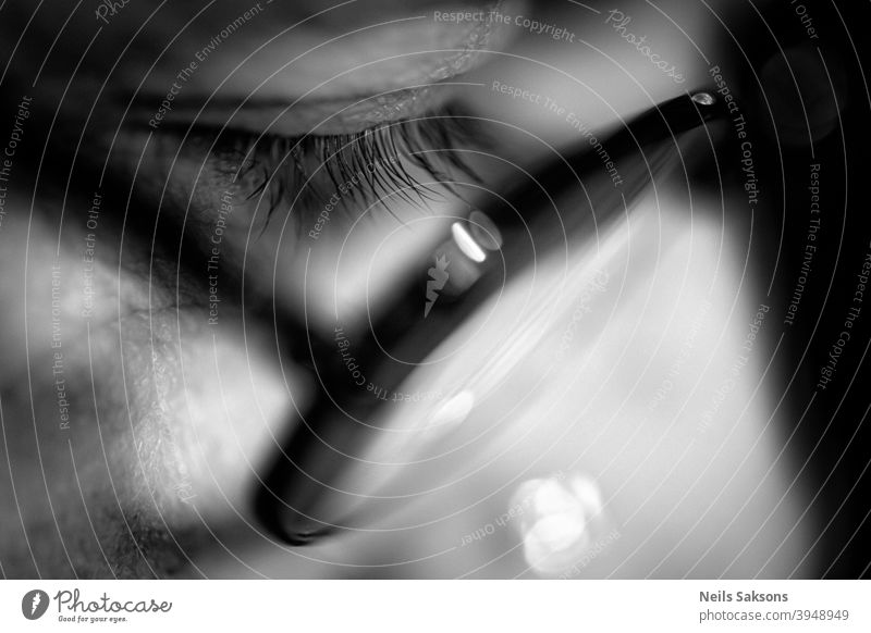 Wimpern hinter der Brille Auge Blick Gesicht Augenbraue Mensch Frau Bokeh lesen Makroaufnahme Erwachsene Schwarzweißfoto Sehvermögen Detailaufnahme Haut 1