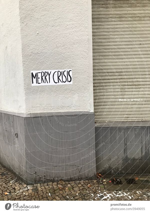 Schriftzug "Merry Crisis" an einer Hauswand 2. Foto: Alexander Hauk Wand Außenaufnahme Tageslicht Krise Finanzkrise Bankenkrise Kapitalismuskrise