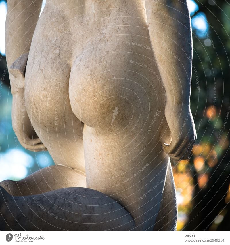 wohlgeformtes Gesäß einer knienden nackten Frau - Statue aus Stein. nacktes Gesäß Hintern Arsch feminin Rückansicht Erotik ästhetisch Körper Hände