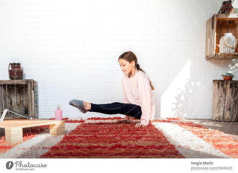 Mädchen, das Yoga zu Hause praktiziert. Konzept der Gesundheit. passen Training Übung Fitnessstudio Kind Tochter Pilates Sport Frau heimwärts Lächeln Glück