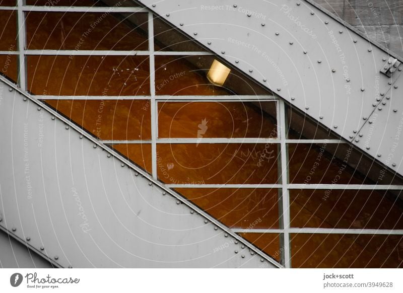 Überdacht aufwärts zum Bahnsteig Überdachung Rolltreppe U-Bahnstation Architektur diagonal Metallbau Beleuchtung Übergang Fenster Fensterkreuz Niete viele