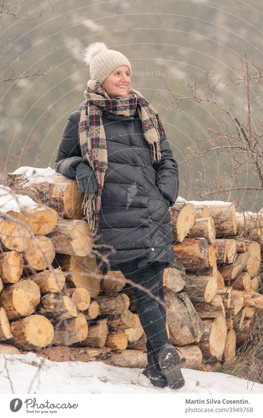 Junge Frau im Feld auf Brennholz im Winter mit Schnee Erwachsener Asien asiatisch Hintergrund schön Kaukasier fallen Indien Inder Landschaft männlich Mann Natur