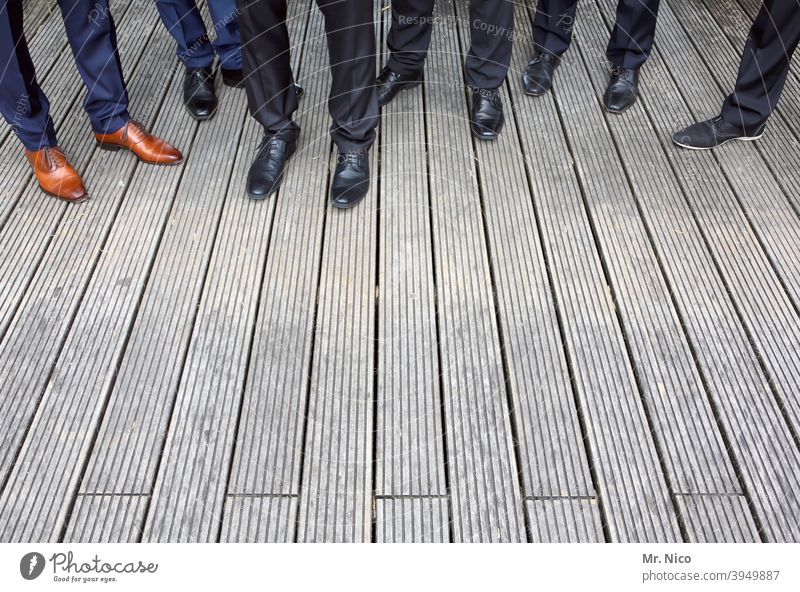 Gruppenfoto mit Schuhen Beine Fuß Hose Bekleidung stehen warten Mode Bodenbelag Holzboden Terrasse Anzugshose schick Hochzeitsgesellschaft Freundschaft