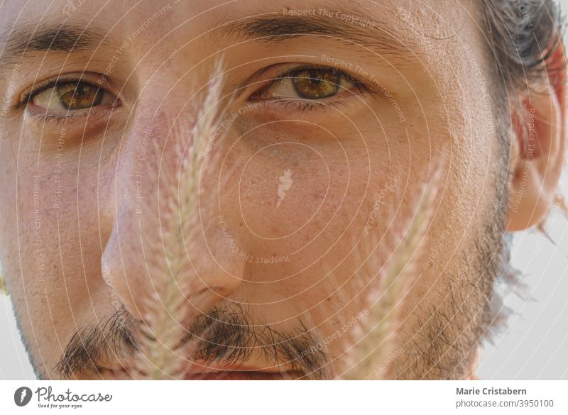 Porträt eines attraktiven Mannes Konzeptionelles Porträt attraktiver Mann Sommersprossen Frühling hell und luftig haselnussbraune Augen kaukasische Ethnizität