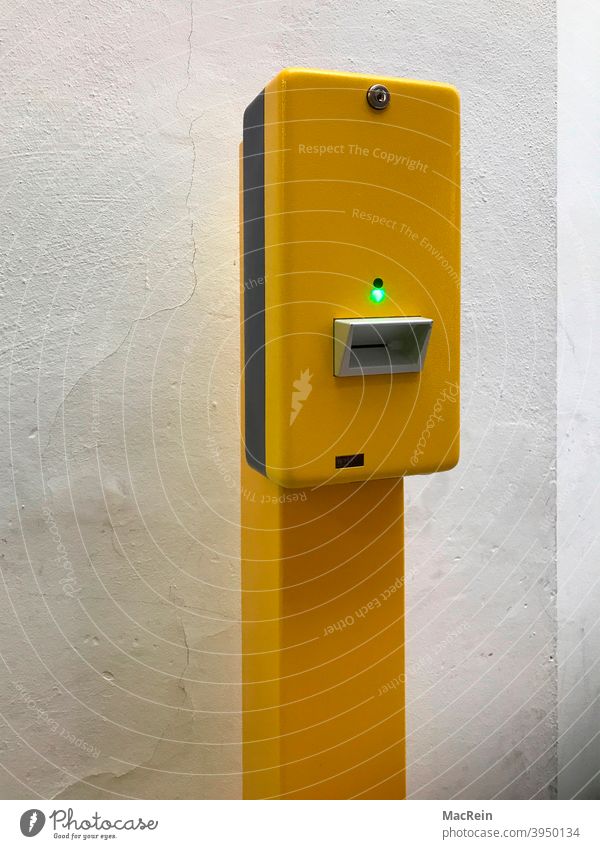 Ticket Validierung Stempelmaschine an einem Bahnhof Automat Bahnkarte Entwerterstempel Entwertungsgerät Farbaufnahme Fahrschein Fahrscheinentwerter Gelb