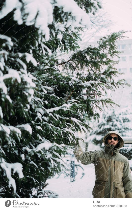 Mann im Schnee Winter Winterlandschaft Baum schneebedeckt Winterstimmung Landschaft Wintertag kalt weiß Tanne Bäume