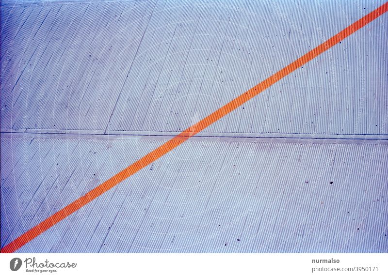 Querhindurch Strich kennzeichen sperre beton markierung orange quer diagonale grau symbol verbot warnung Abstrackt kunster form moment geteilt hälften dreieck