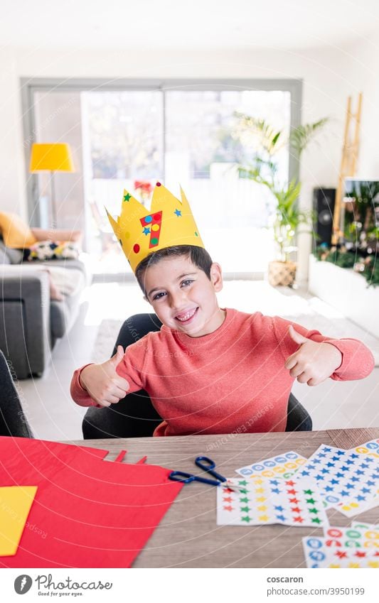 Porträt von niedlichen Kind mit seinem Geburtstag die Krone bezaubernd Kunst Hintergrund Geburtstagskrone Junge Kartenmaterial Kindheit Farbe farbenfroh Tracht