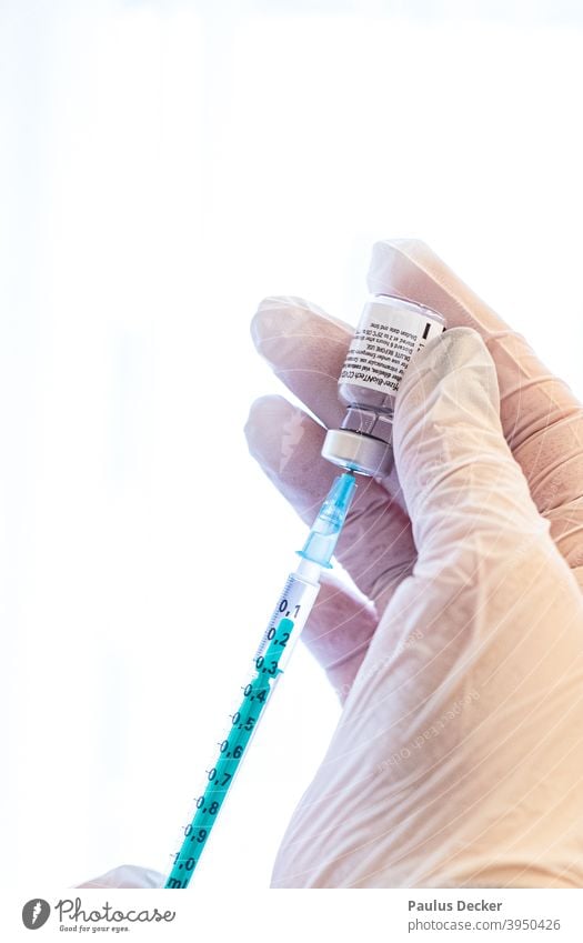 Arzthelferin zieht Impfdosis mit Corona-Impfstoff auf bei einer Impfaktion in einem Altenheim Covid-19 Impfung Biontec Pandemie Injektion Vaccination COVID