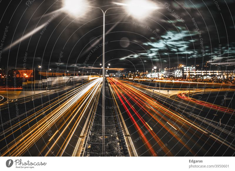 Autos Ampelspuren auf der Autobahn bei Nacht Lichtspuren Wanderwege Automobil Langzeitbelichtung Totale Nachtaufnahme Bewegung Verkehr PKW Straßenverkehr
