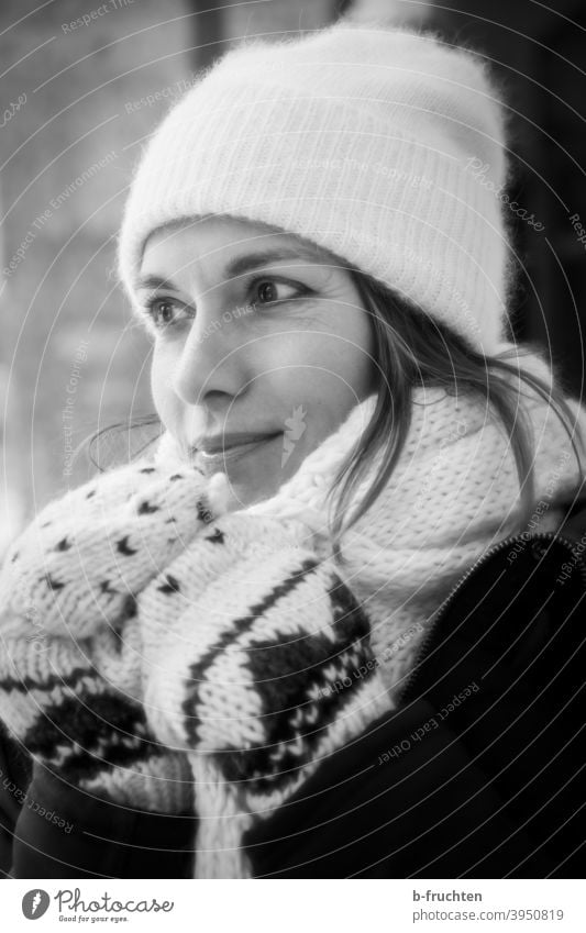 Frau mit Strickmütze, Fäustlinge und Schal, Portraitbild Winter kalt Kälte weiß frieren Erwachsene Wintertag Dezember Haube Mütze warm wärmen Gesicht