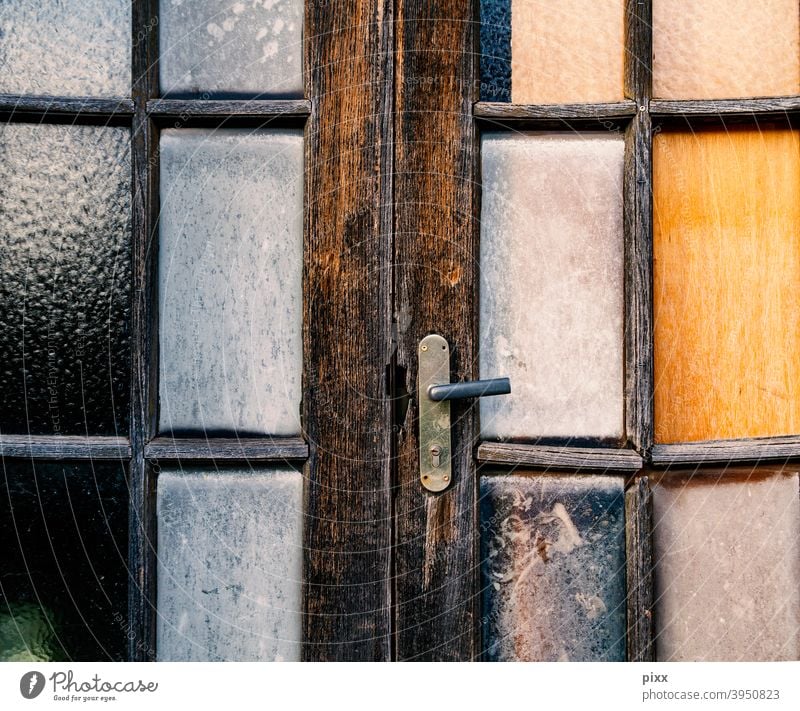 12 Monate Zeit Holz Tür geschlossen Türgriff Eingangstür Tor verschlossen Verschlossenheit rostig diagonal Latten Farbe Renovieren streichen Tageslicht Sommer