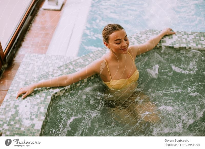 Junge Frau entspannt in der Whirlpool-Badewanne am Pool Kübel jung Körper Spa Erholung Wasser Erwachsener Schönheit Schaumblase Menschen Person Pflege heiß