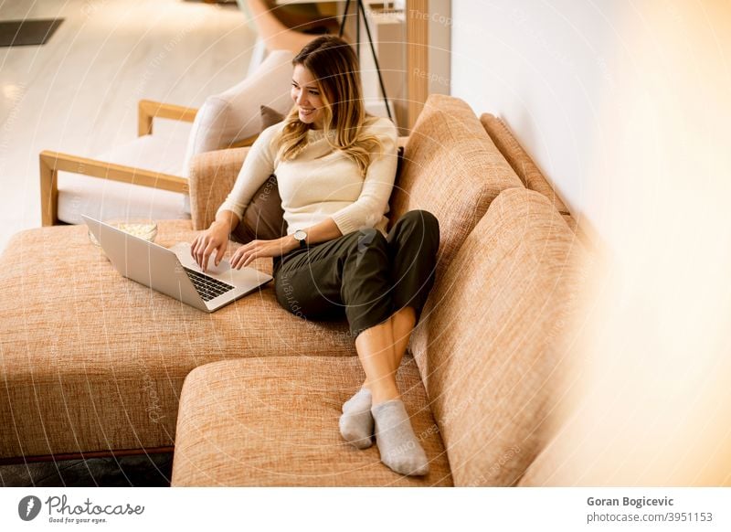 Junge schöne Frau mit einem Laptop zu Hause Sofa Internet Computer Technik & Technologie Raum heimwärts Schönheit Freizeit hübsch lebend Lifestyle jung Liege