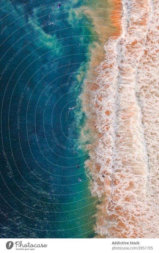 Schaumige Wellen des plätschernden Meeres rollen auf sandiger Küste im Sonnenlicht Strand Natur Landschaft winken schäumen Meeresufer MEER Sand spektakulär