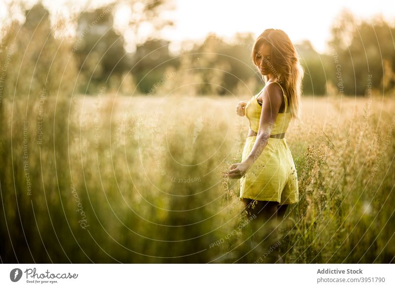 Frau stehend im Feld im Sommer ruhig sorgenfrei berühren Gras Park Wiese salburua Vitoria Gasteiz Spanien Natur Wochenende Windstille Harmonie Outfit gelb Farbe