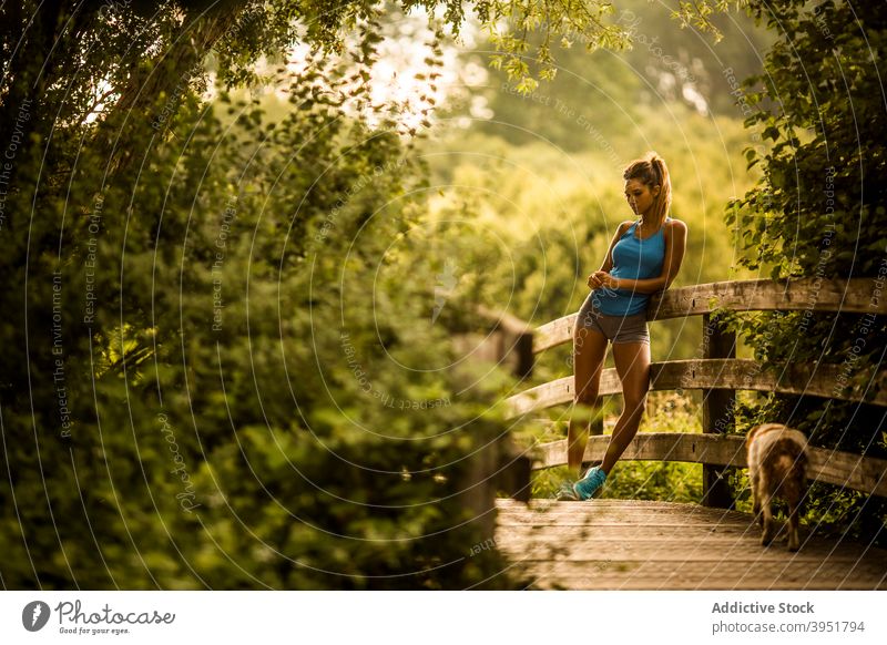 Sportlerin stehend auf Holzweg im Park Training Pause sich[Akk] entspannen schlank Athlet Sommer hölzern Weg Frau salburua Vitoria Gasteiz Spanien fettarm Zaun