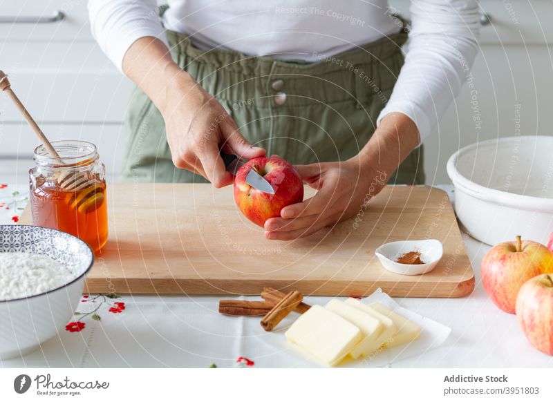 Person, die den Apfel für das Gebäck schneidet geschnitten vorbereiten Bestandteil frisch Holzplatte Lebensmittel Frucht Mehl Butter Liebling Zimt bröckeln