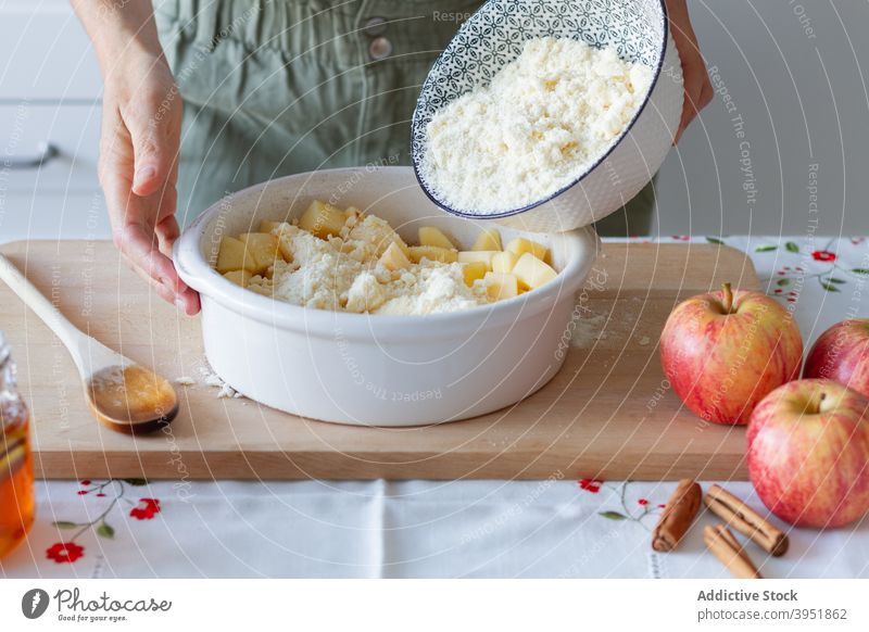 Person, die Apfel-Crumble zubereitet Koch bröckeln Küche heimwärts hinzufügen Krümel Teigwaren Bestandteil geschnitten Pfanne Liebling Zimt selbstgemacht frisch
