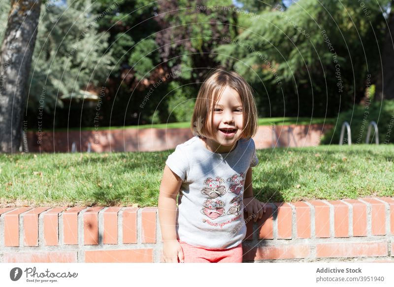 Glücklich niedlichen Kind ruht im Hof auf sonnigen Tag Lächeln spielen aufgeregt Natur Baum Freude Kindheit Feiertag positiv sich[Akk] entspannen Mädchen