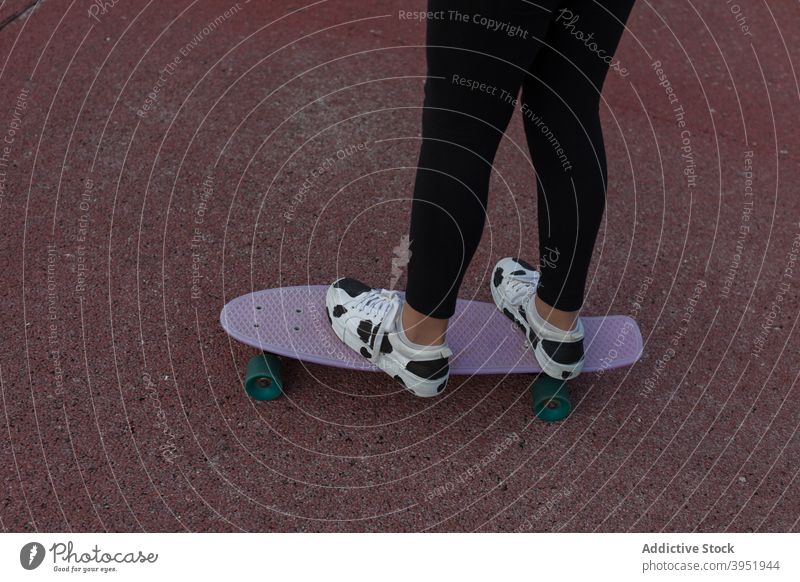 Unbekannter Skater mit Pennyboard beim Training Frau Spaziergang Sportpark Lochrasterplatte Mitfahrgelegenheit Gleichgewicht Hobby aktiv Energie üben jung