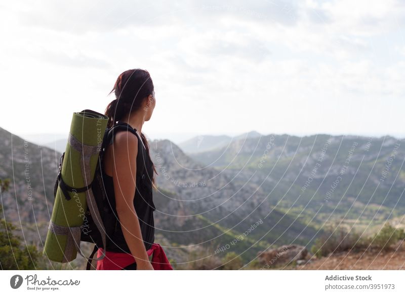 Anonyme Frau bewundert Meereslandschaft von Berggipfel während Trekking bewundern Landschaft MEER Berge u. Gebirge Wanderer Natur Saum Erholung genießen