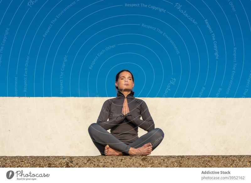 Sorglose Frau macht Yoga in Lotus-Pose meditieren Asana Harmonie friedlich sich[Akk] entspannen padmasana Stein Mudra sonnig Gesundheit Zen Augen geschlossen