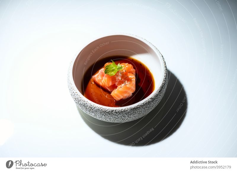 Schale mit leckerem Lachs mit Sojasauce auf weißem Tisch serviert Schalen & Schüsseln Lebensmittel Mahlzeit Fisch Sashimi Asiatische Küche Feinschmecker roh