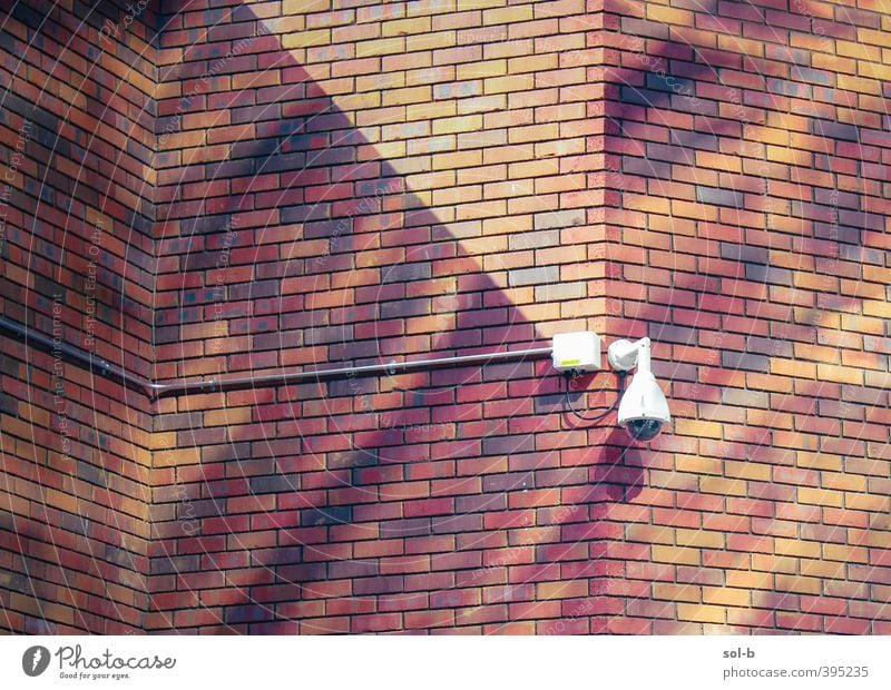NCH | Mauerwerk Arbeit & Erwerbstätigkeit Arbeitsplatz Gebäude Architektur Wand Wachsamkeit Angst Überwachung Überwachungskamera Backstein Backsteinwand