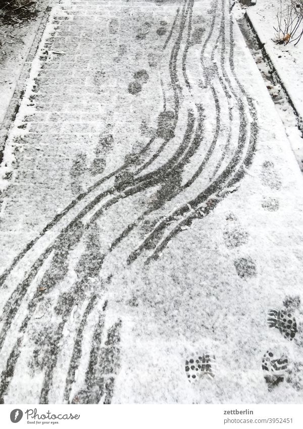 Spuren im Neuschnee fährte kalt neuschnee schneedecke schneemann schneespur stadt urban vorstadt winter winterlich kurve bogen abbiegen ausweichen wagenspur