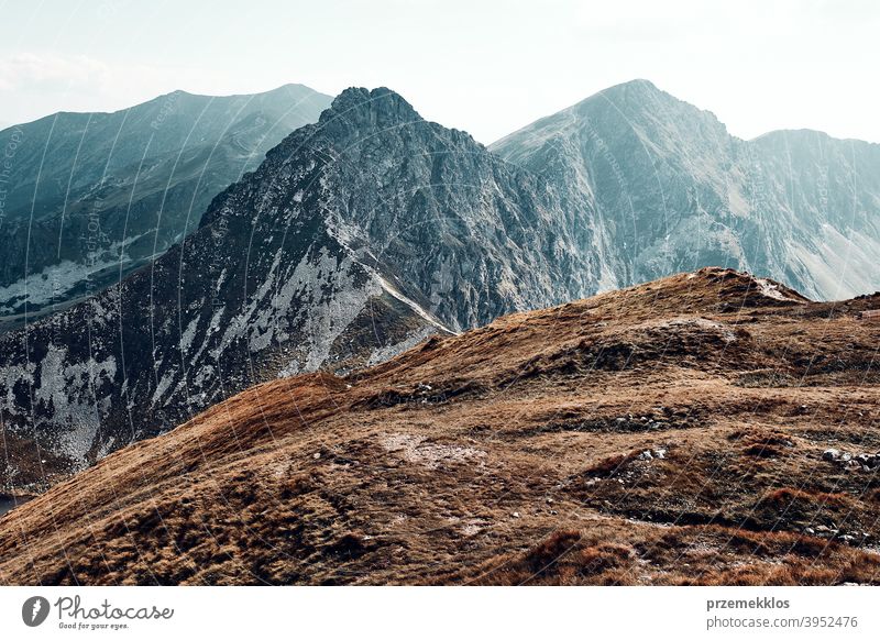 Tatra Gebirge Landschaft. Scenic Blick auf Berg felsigen Gipfeln, Hängen, Hügeln und Tälern erstaunlich im Freien niemand Urlaub Weg Tourismus Bäume Felsen Top