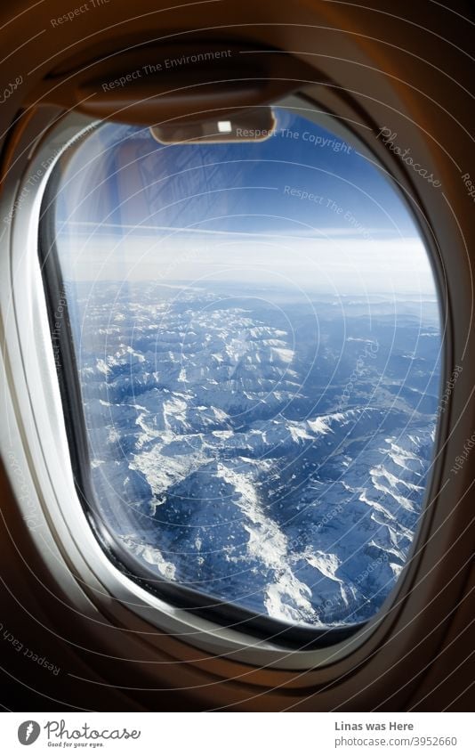 So ein gutes Gefühl, über den Wolken zu sein. Gemütlich im Flugzeug im Sitz. Ein paar verschneite Berge vorbeiziehen sehen. Die Winterferien sind da!
