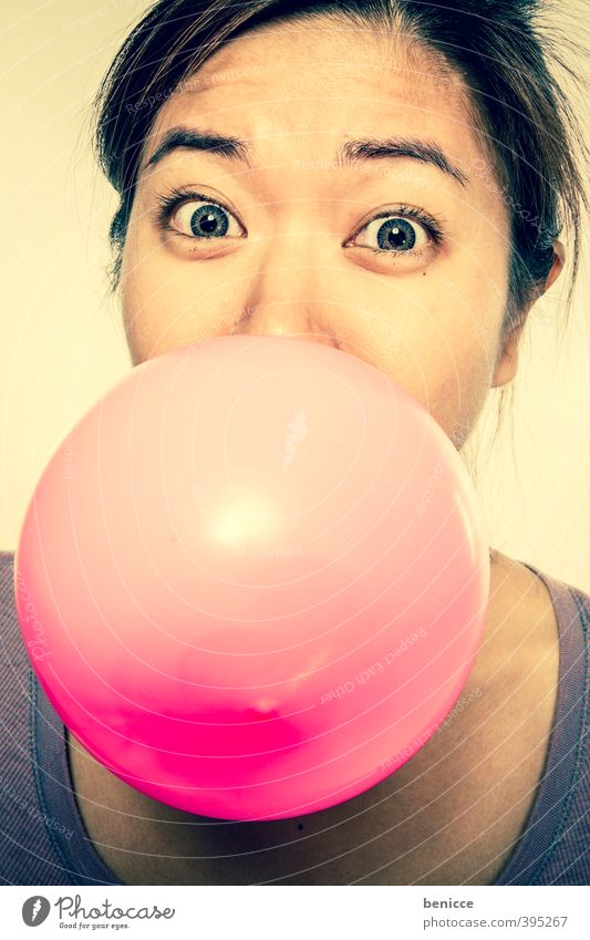 Blase platzen Frau Mensch Asiate Chinesisch Luftballon Ballone Luftblase Kaugummi Mädchen rosa Asien Porträt lustig Humor Freude Blick in die Kamera