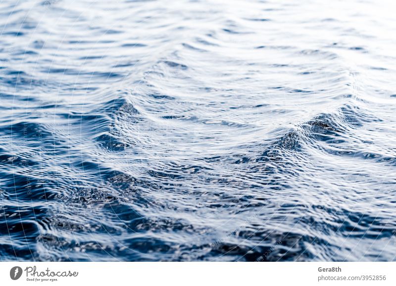 Textur des blauen Flusswassers mit kleinen Wellen Hintergrund blanko nackt Natur kräuselt Flußwasser kleine Wellen strukturell Wassermuster Wassertextur winken