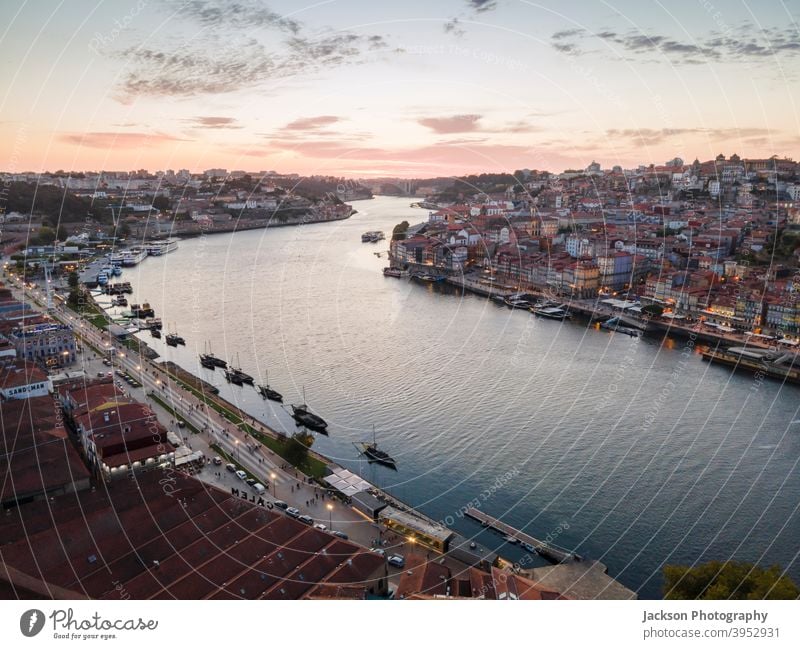 Luftaufnahme der schönen Stadt Porto bei Sonnenuntergang, Portugal Großstadt Architektur Antenne Brücke Gebäude Zentrum Stadtbild Tag Douro Stadtzentrum Europa