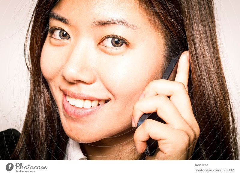 Hello Frau Mensch Telefon Handy Lächeln Blick in die Kamera Zähne Iphone Asiate Chinesisch Business Geschäftsfrau Nahaufnahme Werkstatt Freisteller Porträt