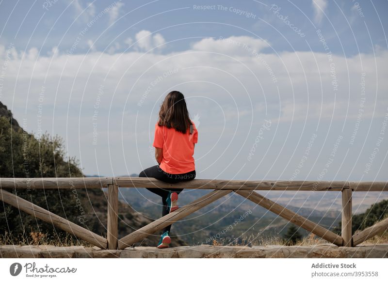 Frau ruhend auf Zaun gegen Berge Reisender Berge u. Gebirge erkunden Hochland Landschaft Natur Abenteuer spektakulär Tourist Spanien Grazalema reisen bewundern
