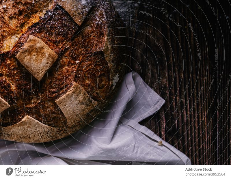 Frisch gebackenes Brot auf dem Tisch Kruste Bäckerei frisch Lebensmittel Tradition Brotlaib Küche kulinarisch rustikal hölzern Serviette Feinschmecker Gebäck