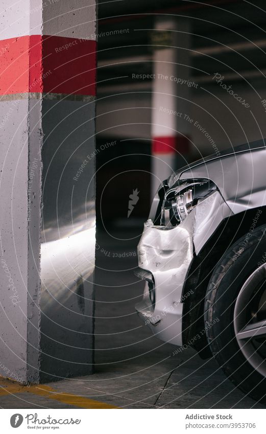 Luxusauto nach Kollision auf Parkplatz beschädigt PKW Unfall Schaden gebrochen Scheinwerfer Beule Absturz parken Spalte Automobil Schiffswrack Stoßstange Kapuze