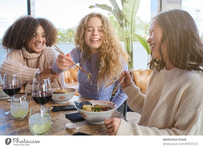 Glückliche Freundinnen genießen orientalisches Abendessen zusammen Frauen Zusammensein Ramen Spaß haben Orientalisch heiter Menschengruppe Asiatische Küche jung