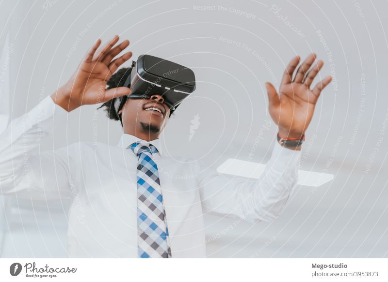 Geschäftsmann mit VR-Brille. virtuell Realität Headset Konzept im Innenbereich Entertainment Gerät Simulation elektronisch Job Arbeit Unternehmen Arbeitsplatz