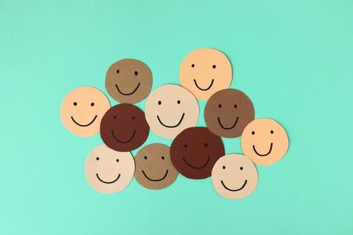Diversität - Lachende Gesichter in verschiedenen Hautfarben Smiley lachen fröhlich Gemeinschaft positiv Freundschaft Toleranz Grafik u. Illustration