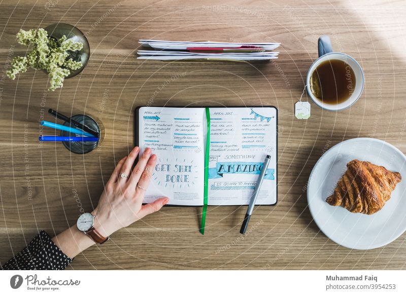 Morgen Journal Foto Arbeitsbereich weiß Becher Textfreiraum Tisch Heißgetränk trinken frisch heiß Frühstück Tasse Plan Tagebuch Kaffee hölzern im Innenbereich