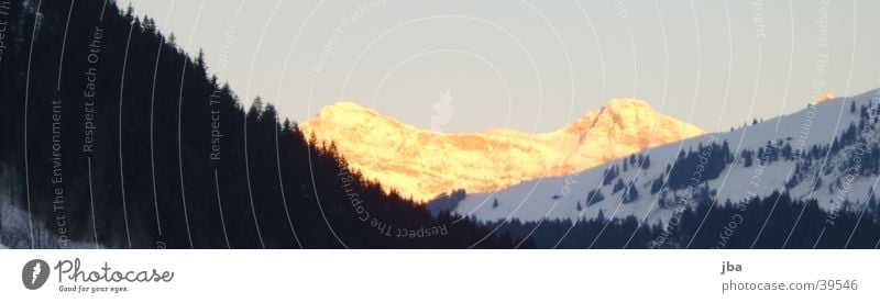 Sonnenaufgang über Saanen Gstaad dunkel Berge u. Gebirge hell Schnee Sonnenberg